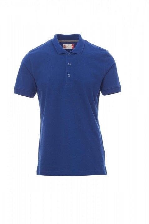 Polo de piqué azul con tres marcadores numerados: pecho, espalda y manga
